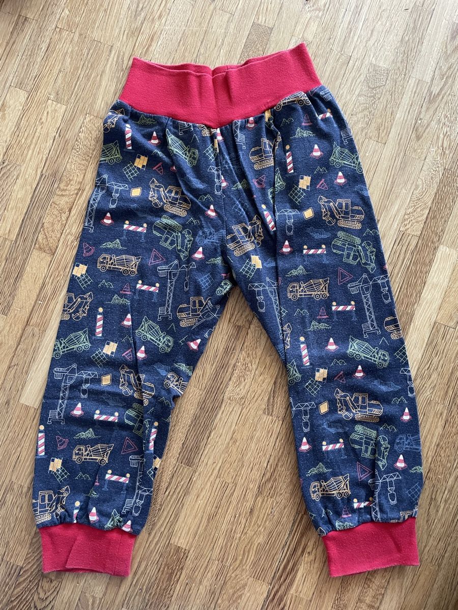 Pantaloni: Kinder Pumphose, selbstgenäht, Gr. 98 mit Baustellen Muster – Usato da luzern venduto da plueschmors.