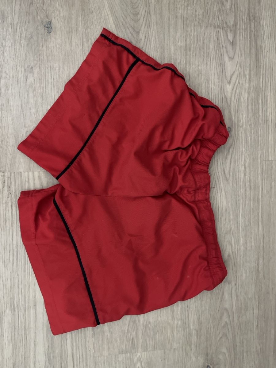 Hosen: Fussball Shorts rot mit Logo Grösse M – Gebraucht aus Therwil von gue_7cyy 1