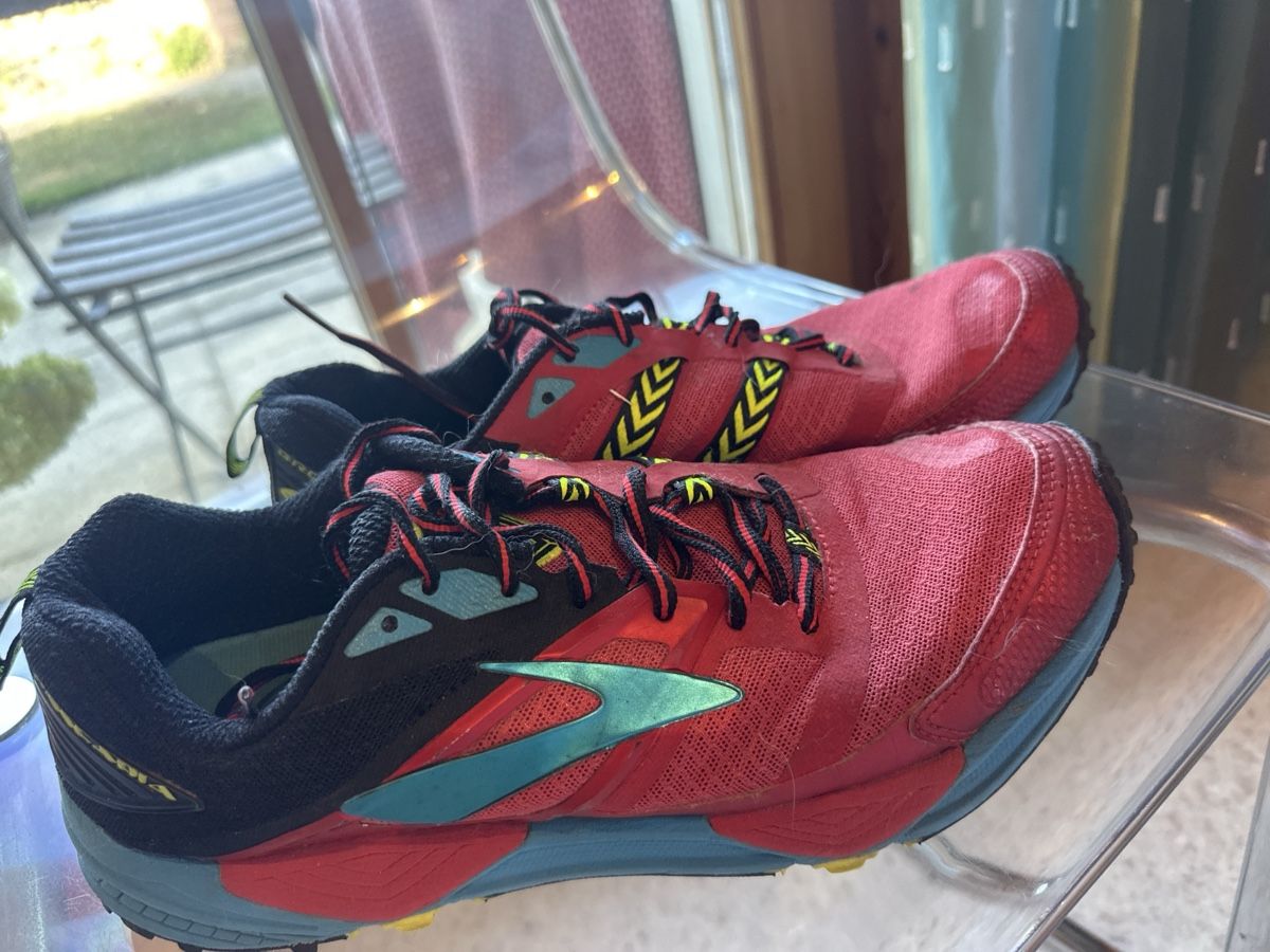Brooks Herrenschuhe: Brooks Cascadia 15 Rot Gr44 – Gebraucht aus Mönthal von Shaycat13
