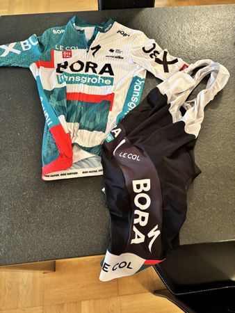 Bora Radtrikot und Trägerhose Le Col Grösse M