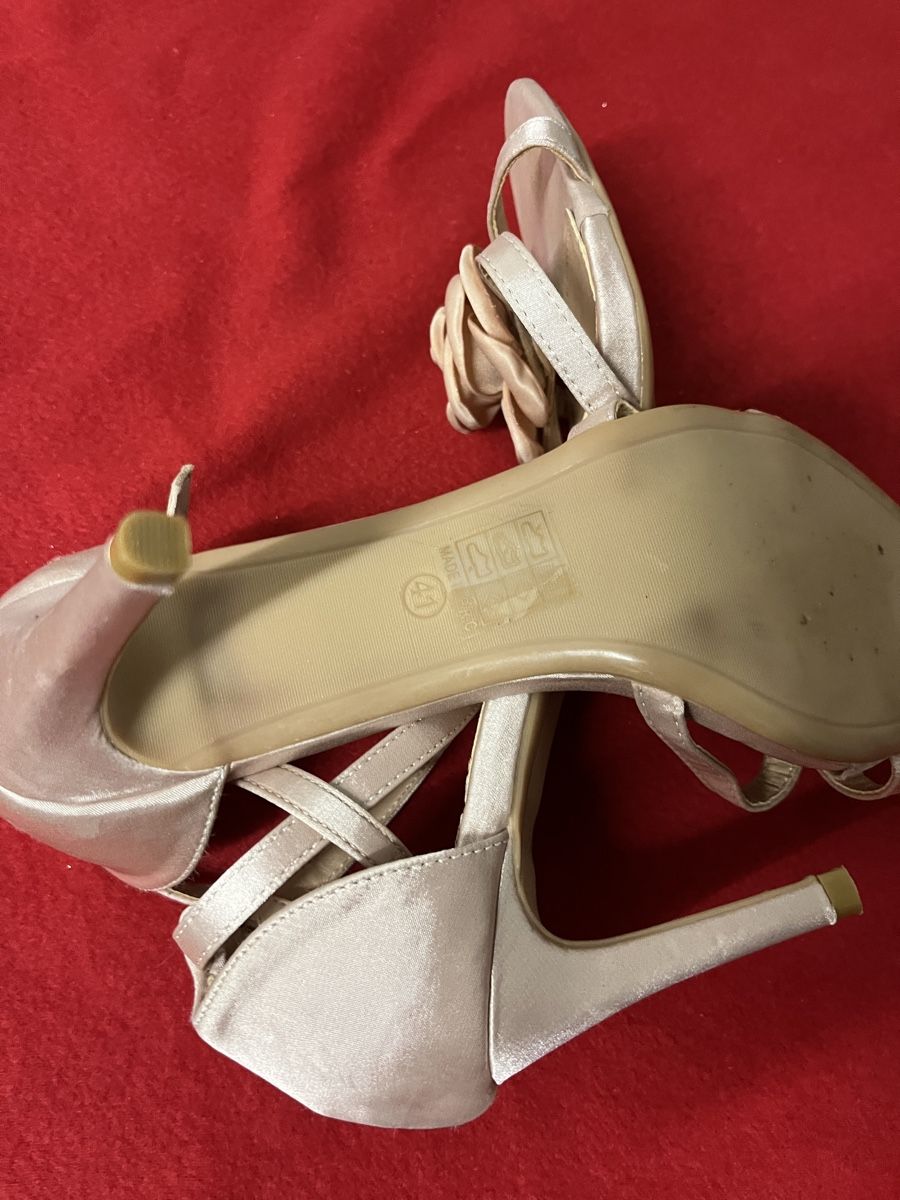 Scarpe da donna: Beige Sandaletten mit Rosen, Grösse 41 – Nuovo (secondo la descrizione) da Altendorf venduto da Beauty_Girl83 3