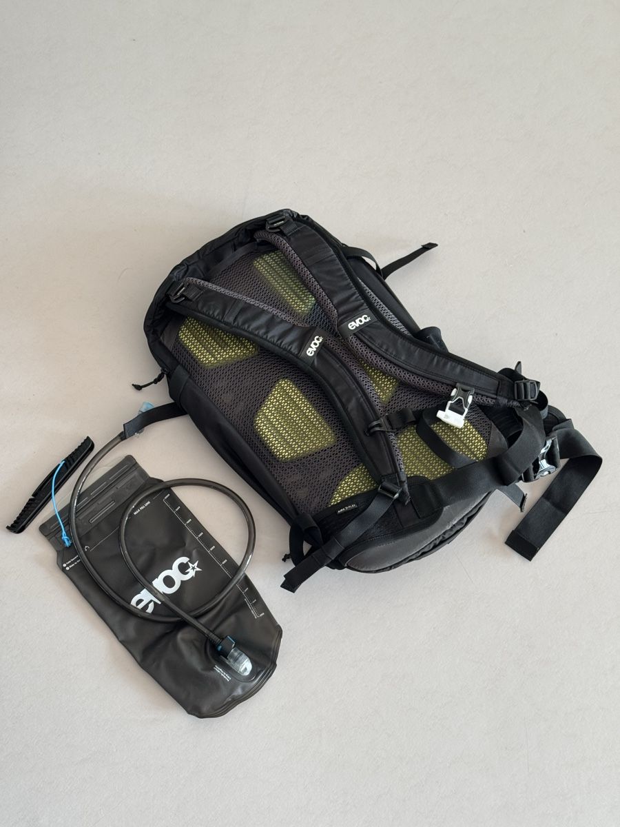 Evoc Zaini: EVOC Stage 18 Rucksack inkl. 2L Hydration Bladder – Nuovo (secondo la descrizione) da Bern venduto da jkk_trl8 1
