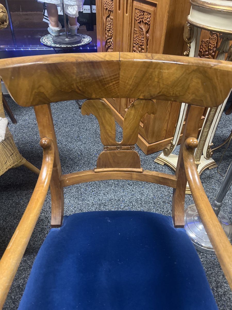 Chaises: Antiker Nussbaum Stuhl mit blauem Samtbezug – D'occasion à Rorschach par TrendyDeals 1