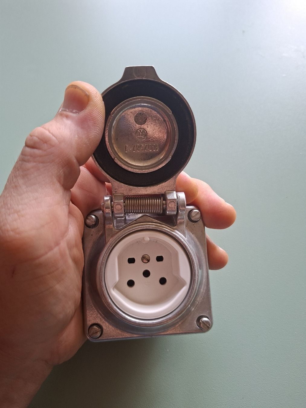 Feller Spine: Feller ip54 Abdeckung und Steckdose – Usato da hefenhofen venduto da mauriz 1
