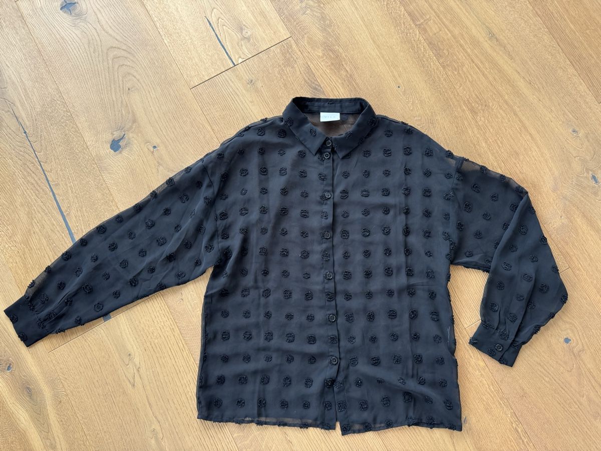 Vila Camicette: VILA leicht transparente schwarze Bluse mit Punkten  Gr.36 – Usato da Altendorf venduto da PiaLang
