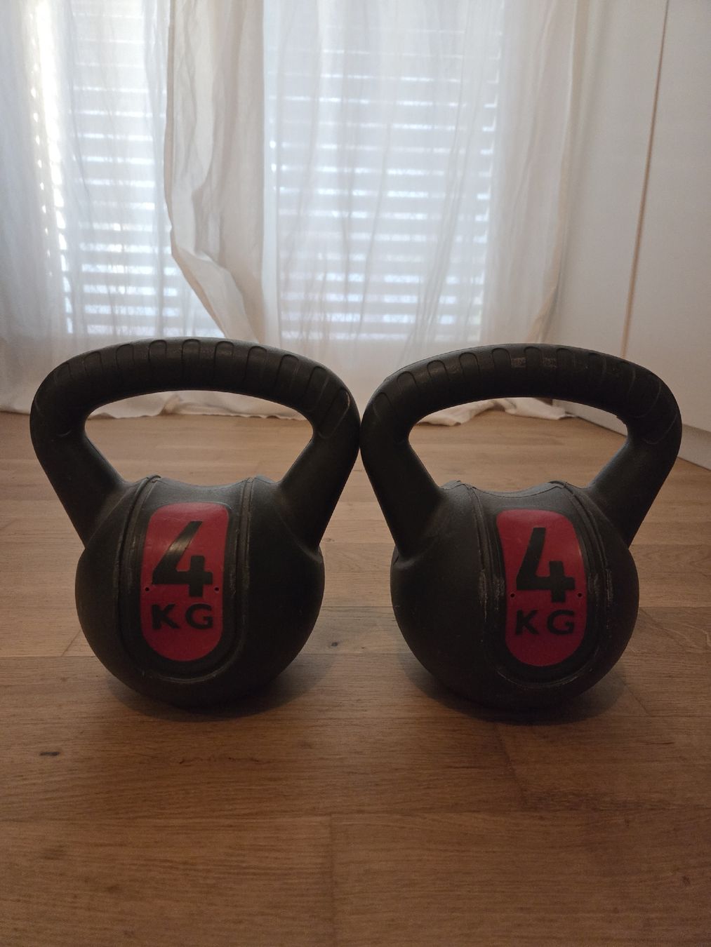 Hanteln & Gewichte: Kettebells, 2 x 4 kg – Gebraucht aus Dübendorf von and_8cxr