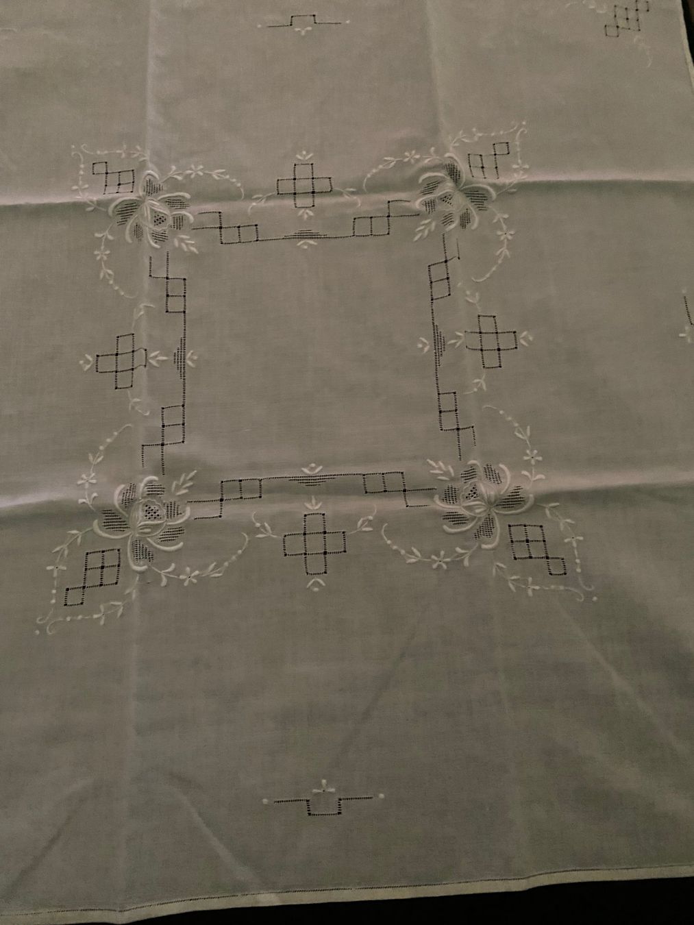 Sonstige Tischwäsche: Deckchen/Mitteldecke weiss  ca.81x81cm mit Muster – Gebraucht aus Allenwinden von Obalu 4