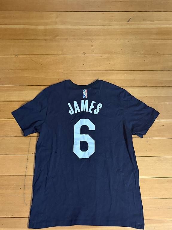 T-shirt: LEBRON JAMES LAKERS T-SHIRT – Usato da Luzern venduto da nit_z9dx 1