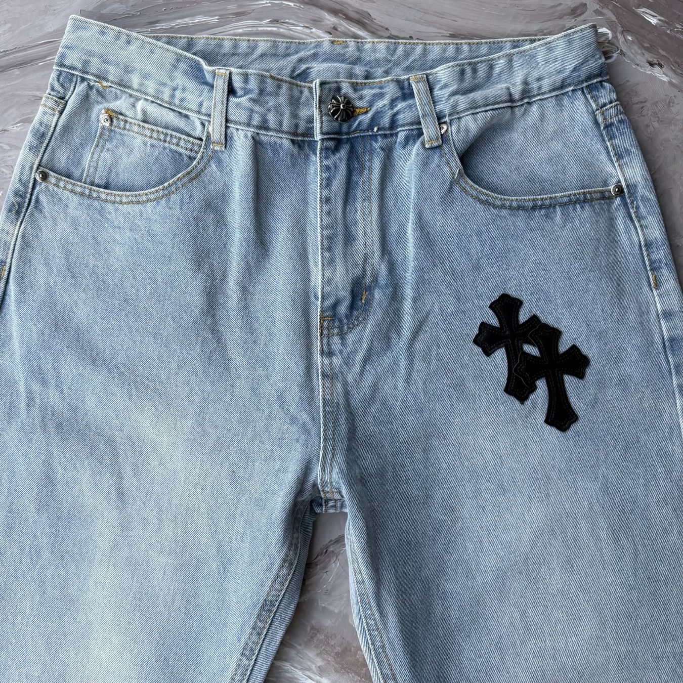 Jeans: Jean droit bleu clair patchs croix noires – Usato da Thônex venduto da Suisse.Shopping 1