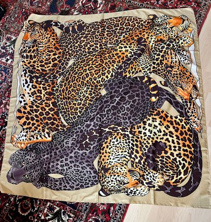 Edler Seidenschal mit Leopardenmuster, neu