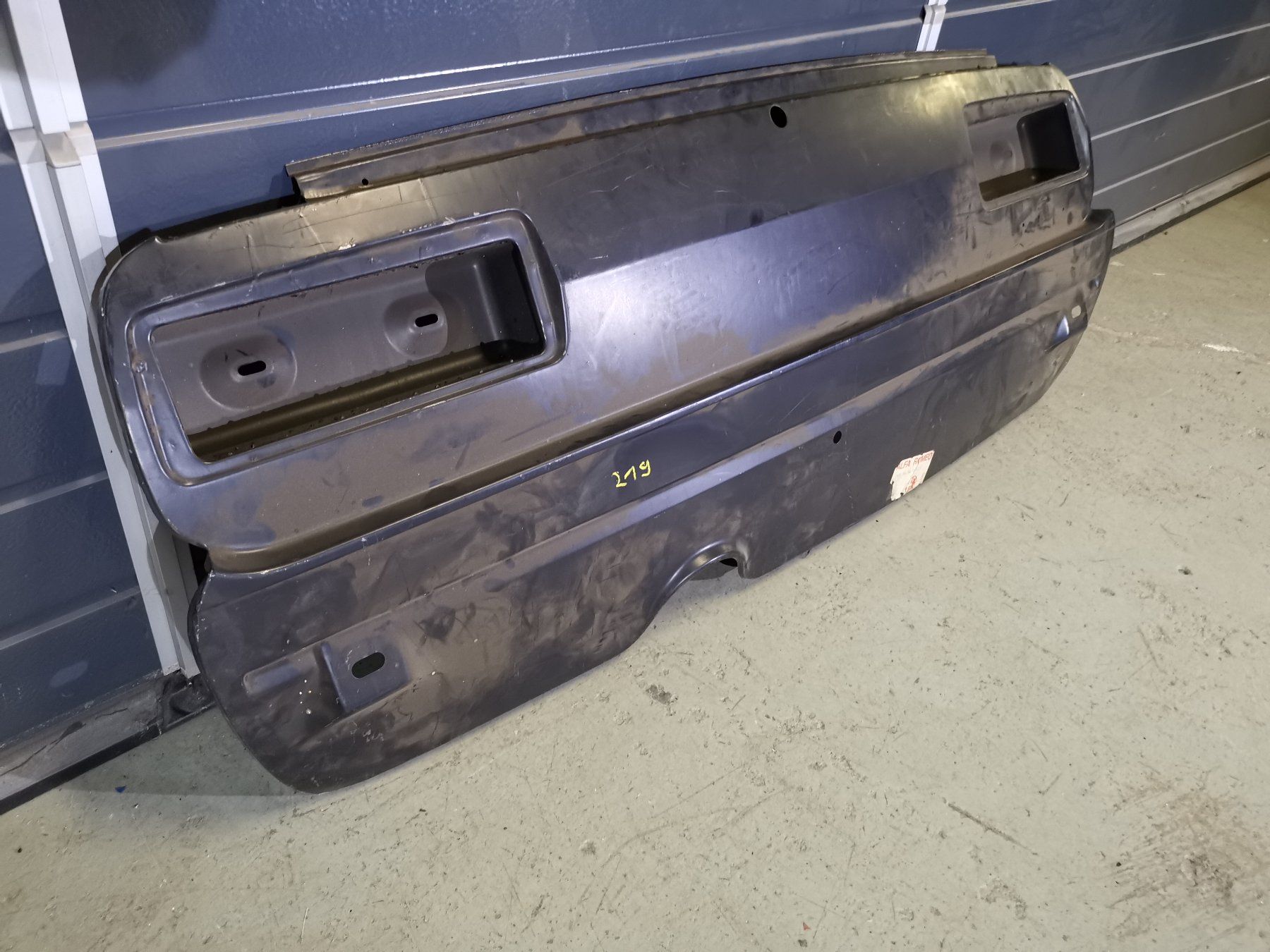 Alfa Romeo Tutti pezzi di ricambio auto: Alfa 1750 + 2000 Berlina Heckblech – Usato da Thalwil venduto da Joker690 1