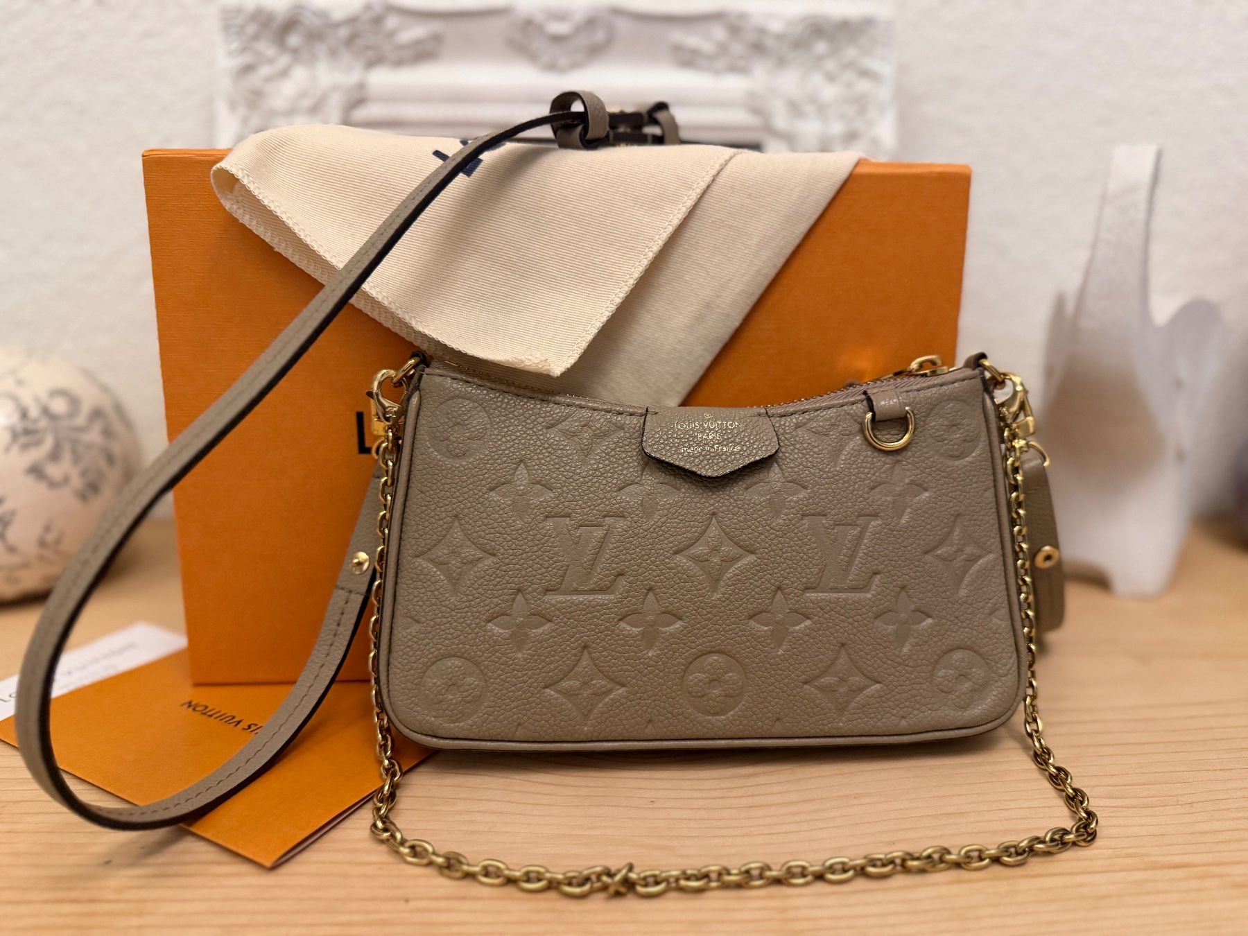 Louis Vuitton Taschen für Damen: Louis Vuitton Easy Pouch on Strap Fullset Empreinte – Gebraucht aus Hirschthal von GR7000