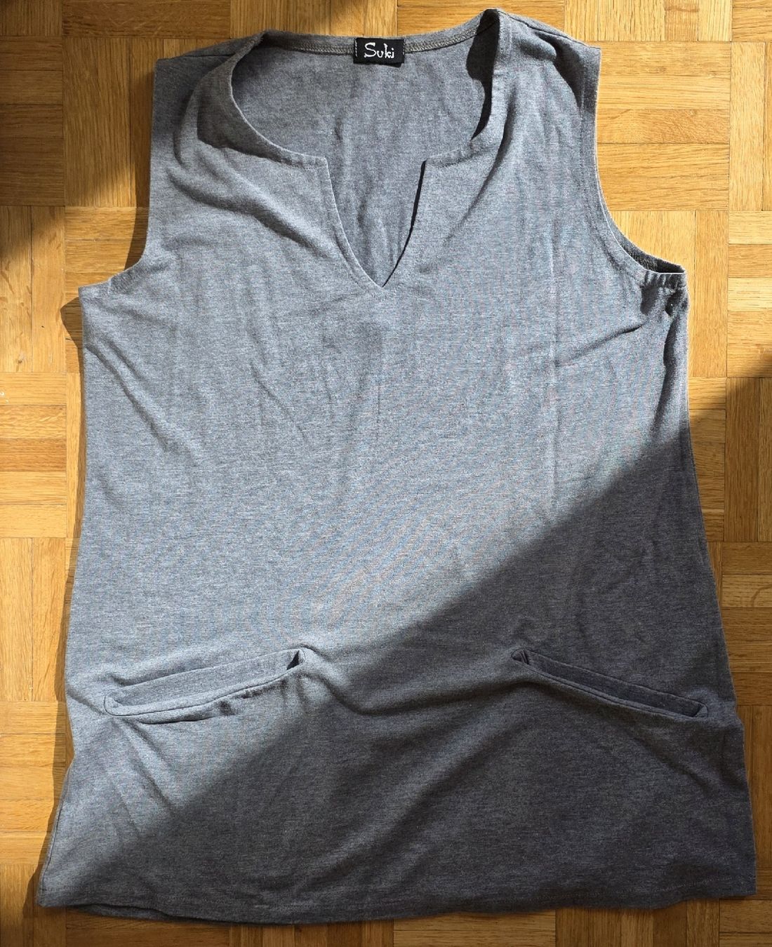Top: Débardeur gris Suki taille L – Usato da Yverdon-les-Bains venduto da van_dq65 4