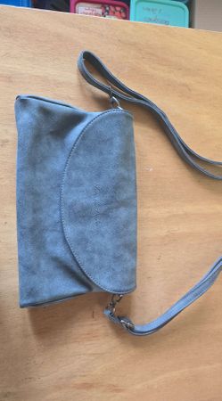 Schöne graue Tasche Kunstleder im Sommerlook
