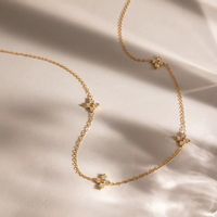 Elegante Blumen-Halskette mit Zirkonia – 18K vergoldeter Ede
