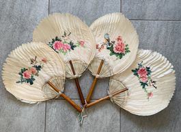 4 ältere chinesische Fächer aus Gänsefedern, bemalt