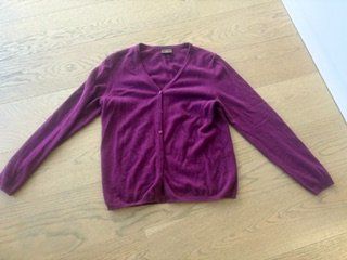 Schönes Kaschmirjäckli Himbeerrot/Bordeaux