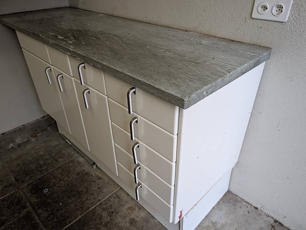 Cucine complete: Designer Küche mit schöner Platte – Usato da Bettingen venduto da EricFoster