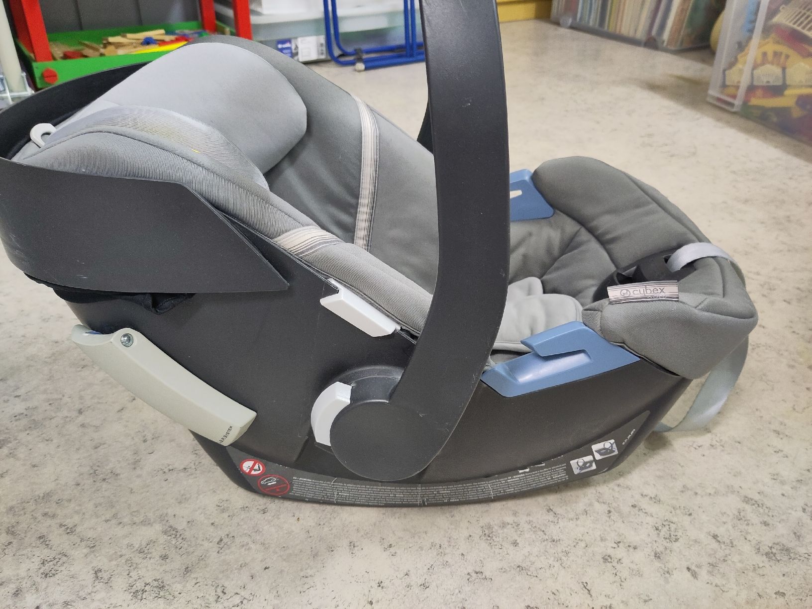 Cybex Seggiolini per auto: Cybex Babyschale Aton 5, Grau – Usato da Dättlikon venduto da nad_6j6c 1