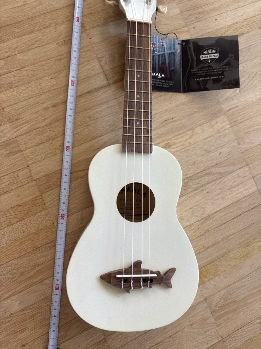 Musikinstrumente: Makala Ukulele White Soprano Shark Model New – Neu (gemäss Beschreibung) aus Nyon von Iamher 5