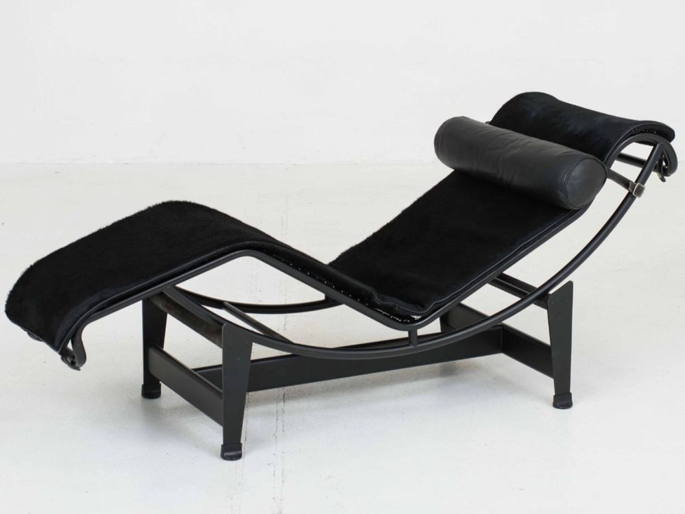 Cassina Sedie a sdraio: Cassina LC4 Chaise Longue von Le Corbusier, Fell Schwarz – Usato da Zürich venduto da STUZH38