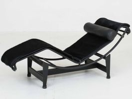 Cassina LC4 Chaise Longue von Le Corbusier, Fell Schwarz