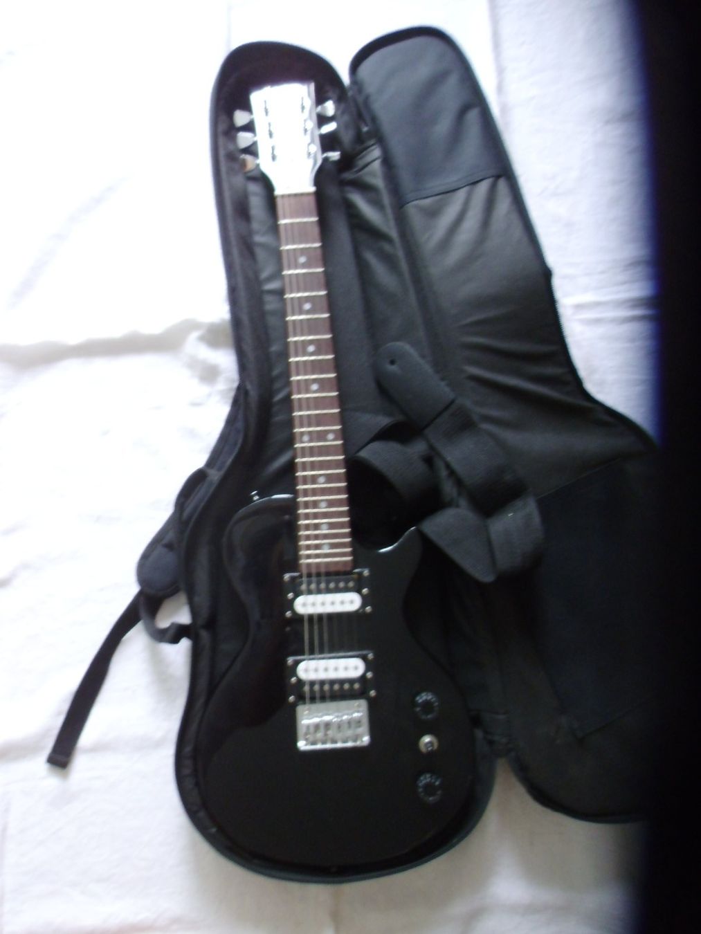 Strumenti musicali: Gitarre Harly Beneton, schwarz, E-Gitarre – Usato da Walenstadt venduto da Pluisa