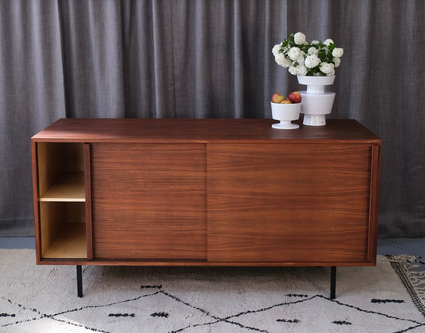 Cassettiere: Mid Century Modern Teak Sideboard, Denmark – Usato da Bern venduto da Zmodern_VIN 3