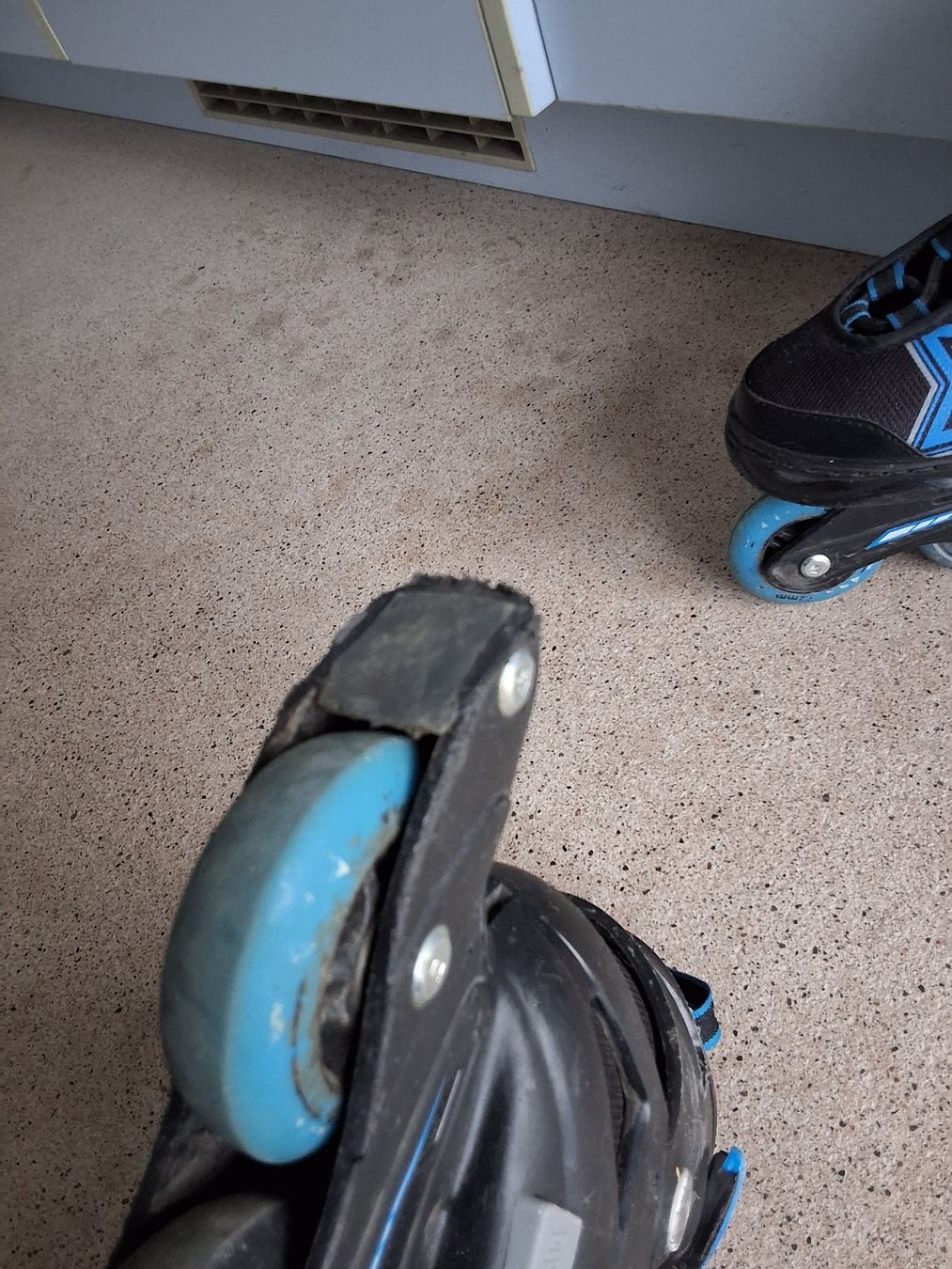 Pattini in linea & Pattini a rotelle: Inlineskates  Gr.37  Schwarz/Blau – Usato da Gipf-Oberfrick venduto da nic_wpq5 2