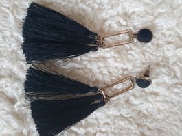 Boucles d'oreilles à pompom dorées noires