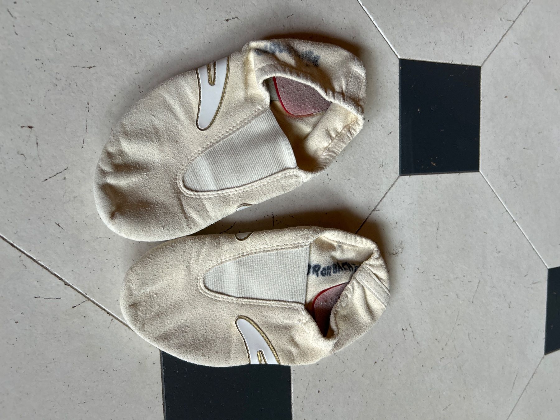 Schuhe für Jungen: Kunstturn-Täppeli Grösse 36 – Gebraucht aus Bubikon von arvaka