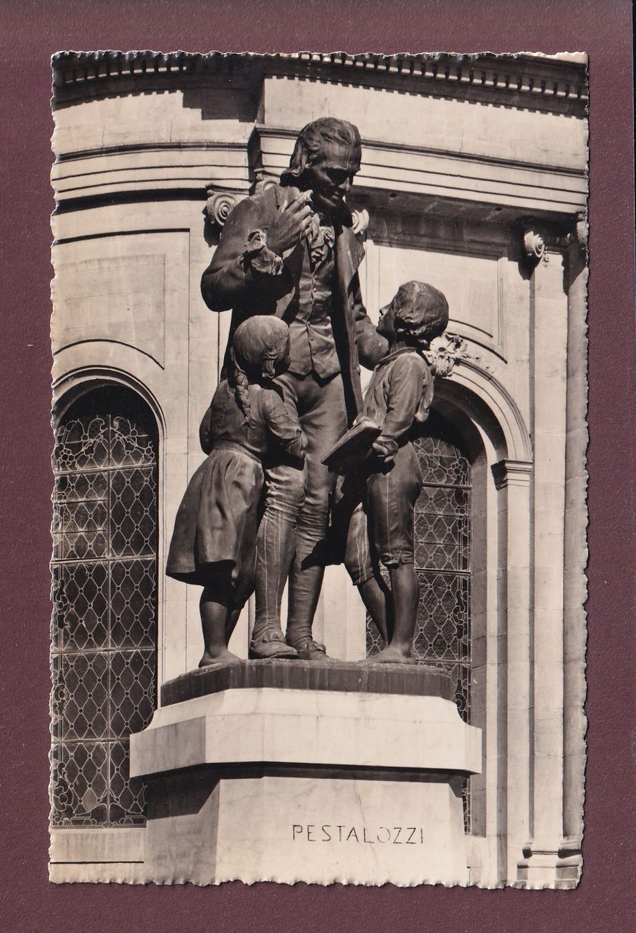 Cartoline postali: YVERDON - Monument Pestalozzi – Usato da Pully venduto da nicecards