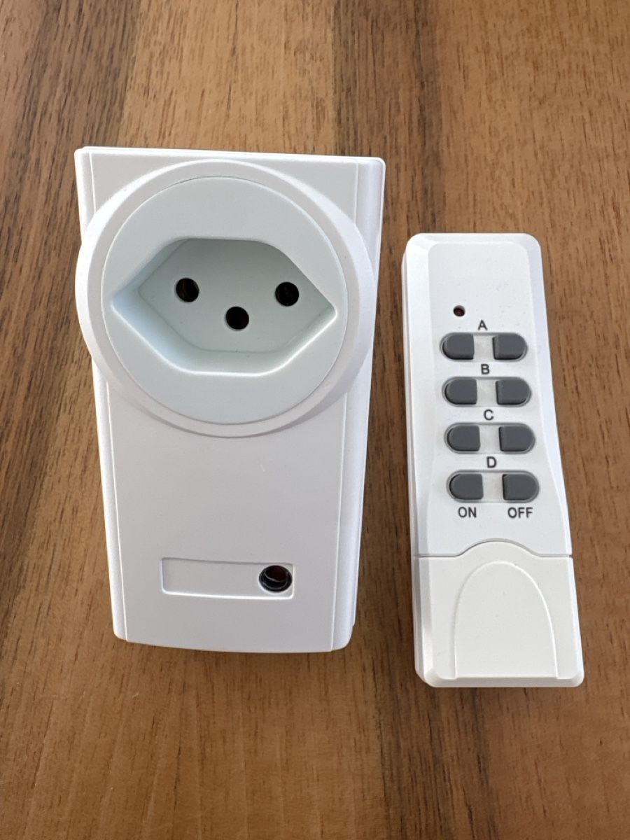Fiches d'alim.: Power Remote Steckdose mit Fernbedienung – D'occasion à Schnottwil par Marwa