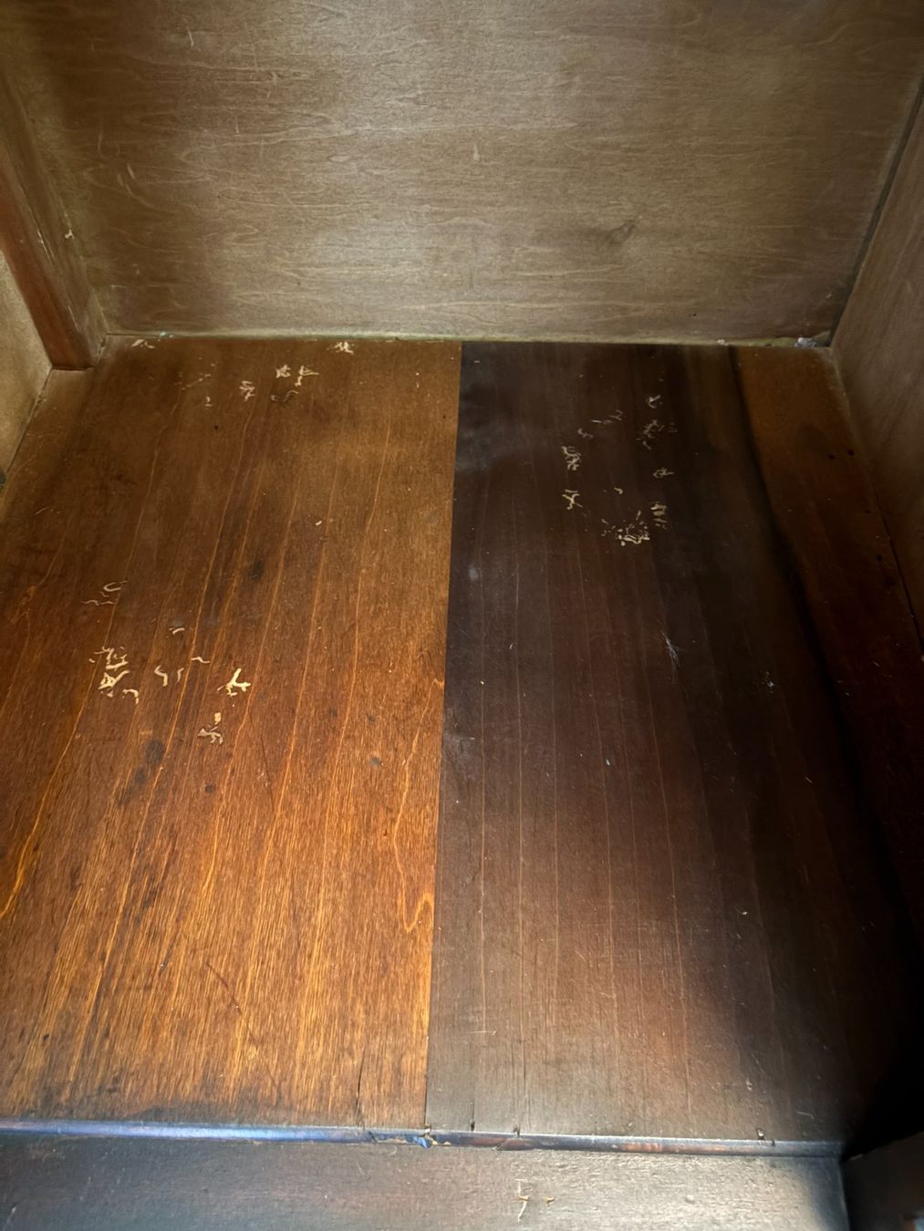 Cassettiere: Sideboard aus Holz mit Zierschnitzereien – Usato da Menzingen venduto da Pacific_5un 7