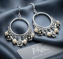Elegante Ohrringe mit Perlen & Blüten Design - A&C neu
