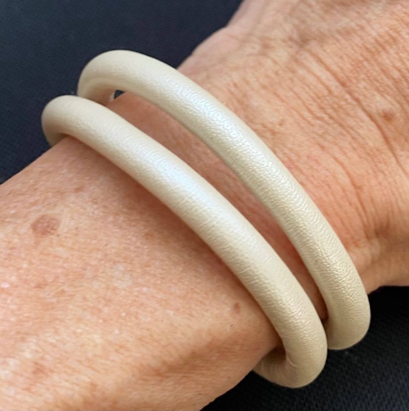 Bracciali & Braccialetti: Lederarmband 40cm, Verschluss magnetisch, beige – Usato da Reichenburg venduto da Noxima