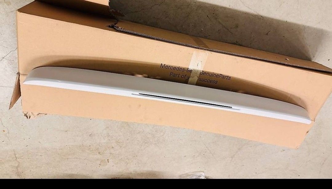 Mercedes-Benz Tutti pezzi di ricambio auto:  Dachspoiler Mercedes  – Nuovo e nell'imballaggio originale da Untersiggenthal venduto da vonberner 4