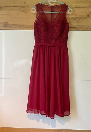 Weinrotes Kleid