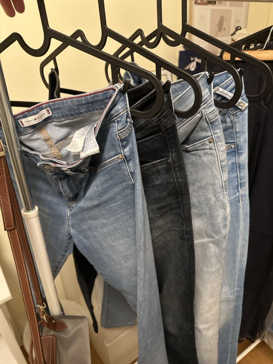Tommy Hilfiger Jeans: Jeans Packet, Tommy Hilfiger &Levi's – Gebraucht aus Zug von a.marryl
