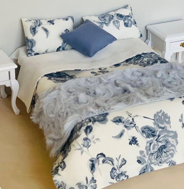 DeAO Puppenhaus Möbel Set - 27-teiliges Holz-Spielzeug Mit 5 Puppen