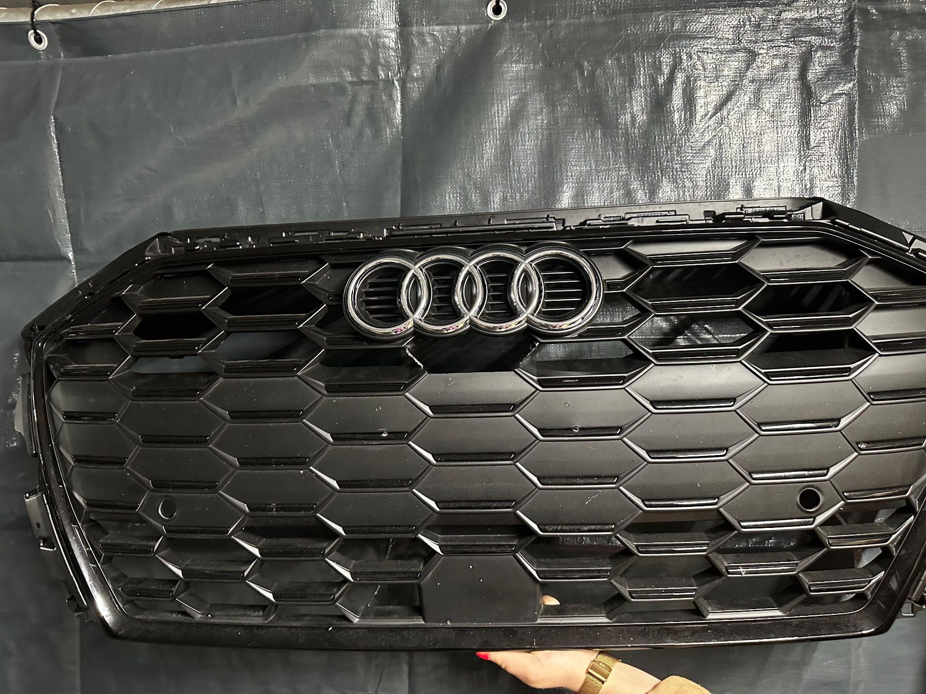 Audi Tutti pezzi di ricambio auto: Audi S3 Grill Schwarz – Usato da Zürich venduto da Isabella_22 3