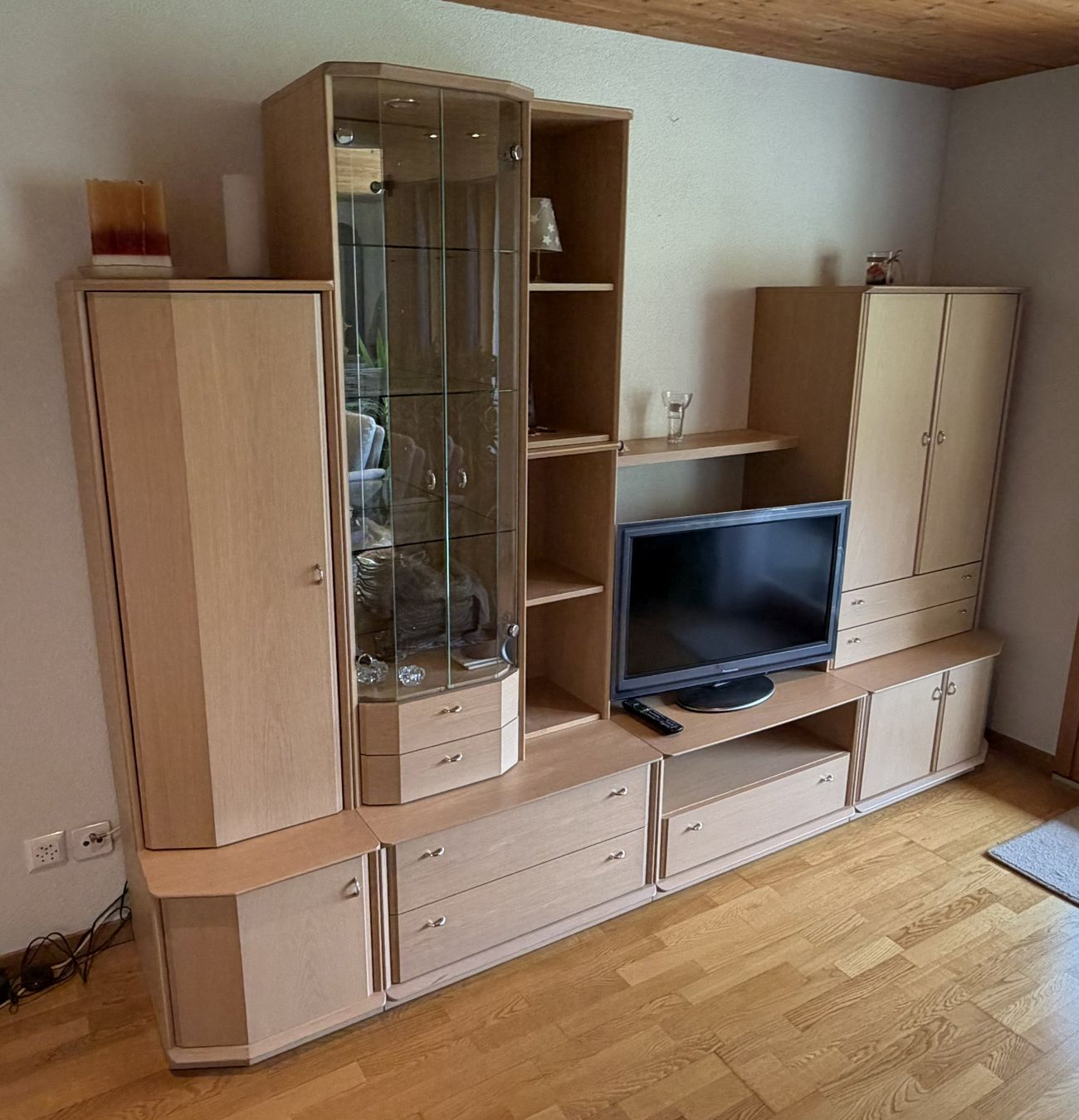 Mobili TV: Wohnwand mit Vitrine und TV-Möbel – Usato da Alpnach Dorf venduto da Mani7277