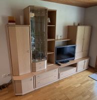 Wohnwand mit Vitrine und TV-Möbel