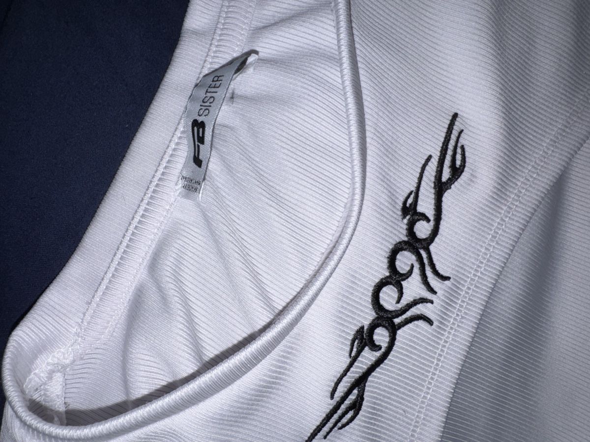 Top: Y2K White Top with Tattoo Design – Usato da Zofingen venduto da cva_w7vn 1