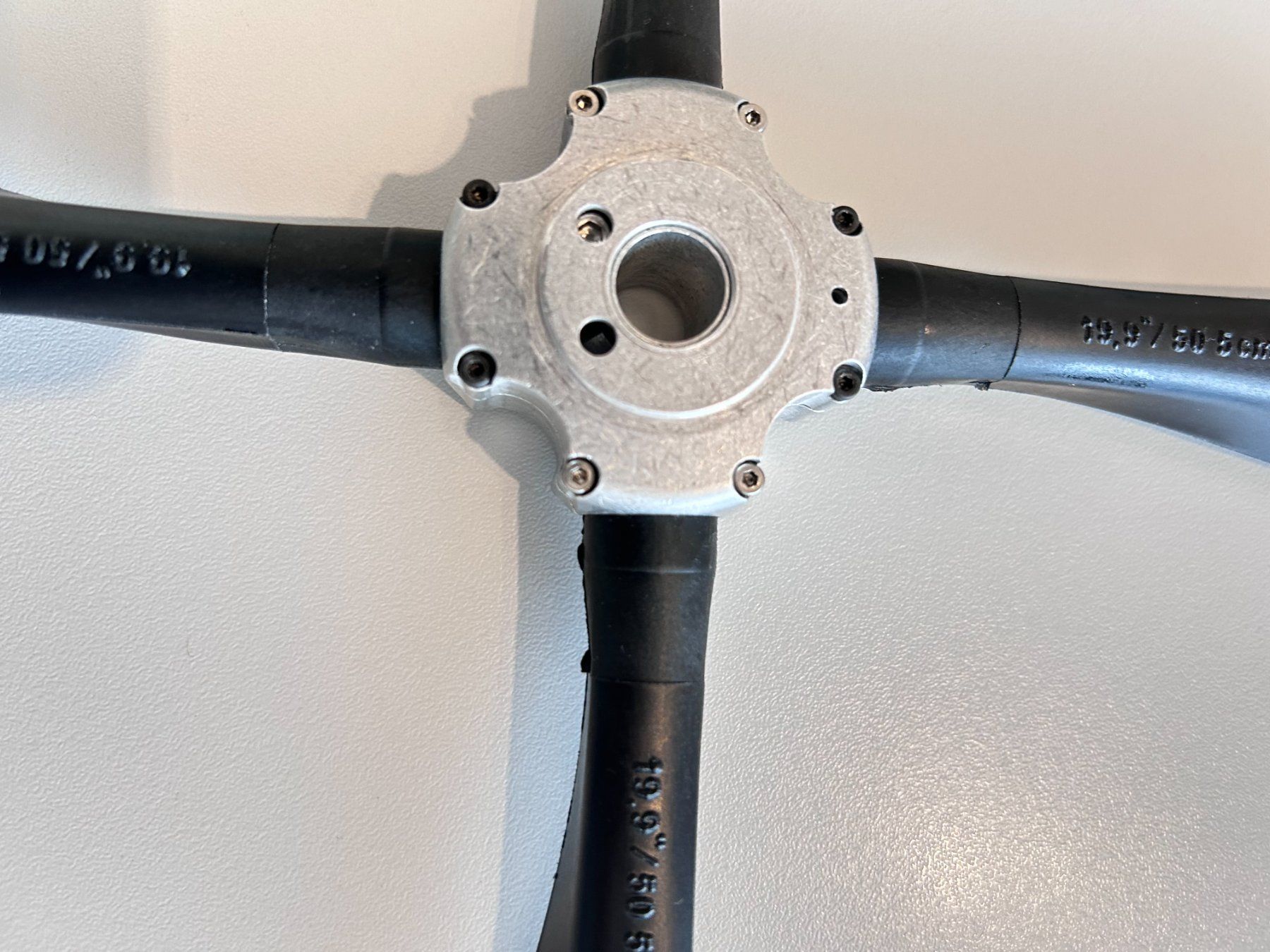 Hacker Motori: Hacker A60-16L mit Ramoser 4-Blatt Verstellpropeller – Nuovo (secondo la descrizione) da Rickenbach b. Wil venduto da Maulem7 5