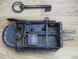 Antikes Türschloss mit Schlüssel geschmiedet