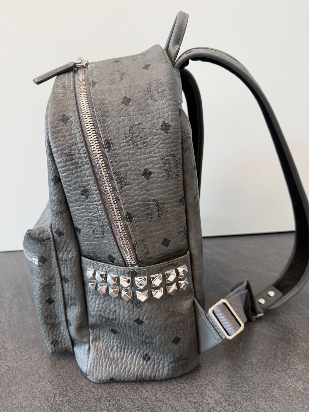 Mcm Zaini: MCM Rucksack Visetos grau mit Nieten neu – Nuovo e nell'imballaggio originale da Illnau venduto da Bigmama14 3
