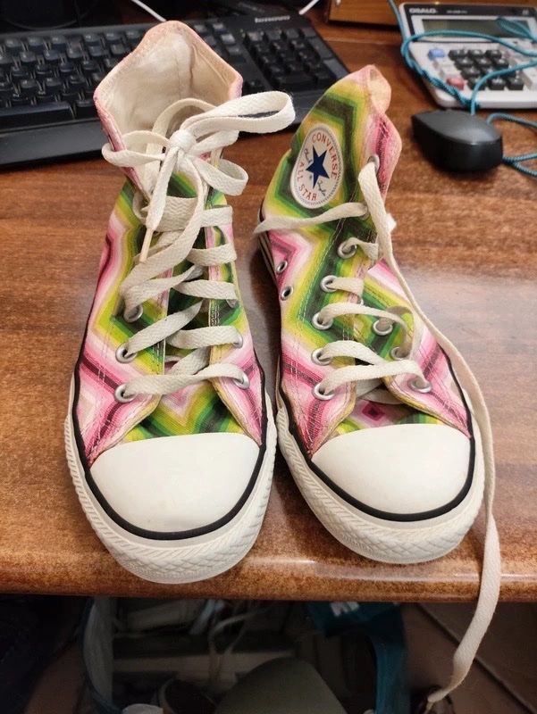 Converse Scarpe da donna: Converse All Star High-Top Sneaker Regenbogen Muster Gr. 38 – Usato da Coldrerio venduto da Theres2004