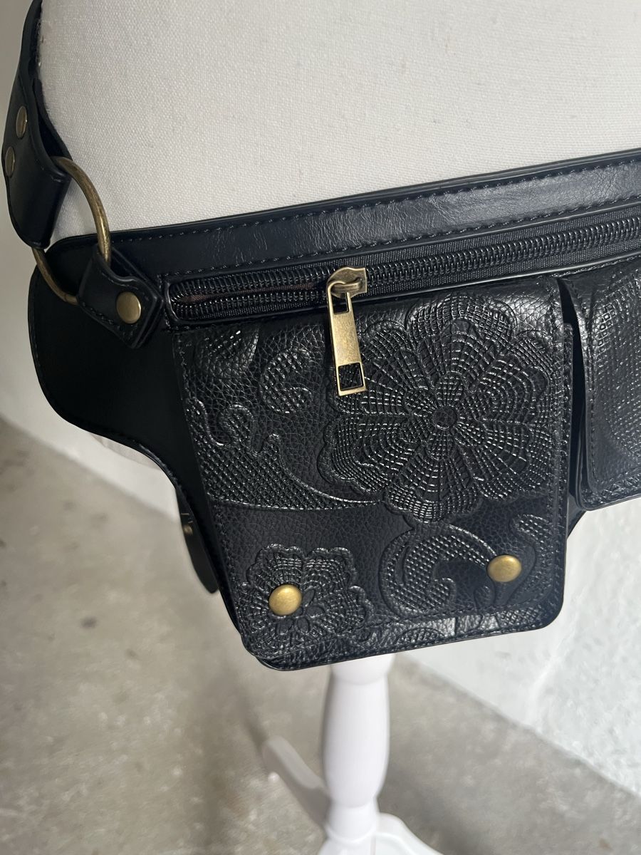 Taschen für Damen: Gürteltasche Lederoptik schwarz mit Muster neu – Neu und originalverpackt aus Uster von Corina0111114 2