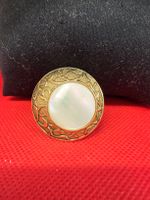 Broche goldfarben mit Perlmutt rund guter Zustand